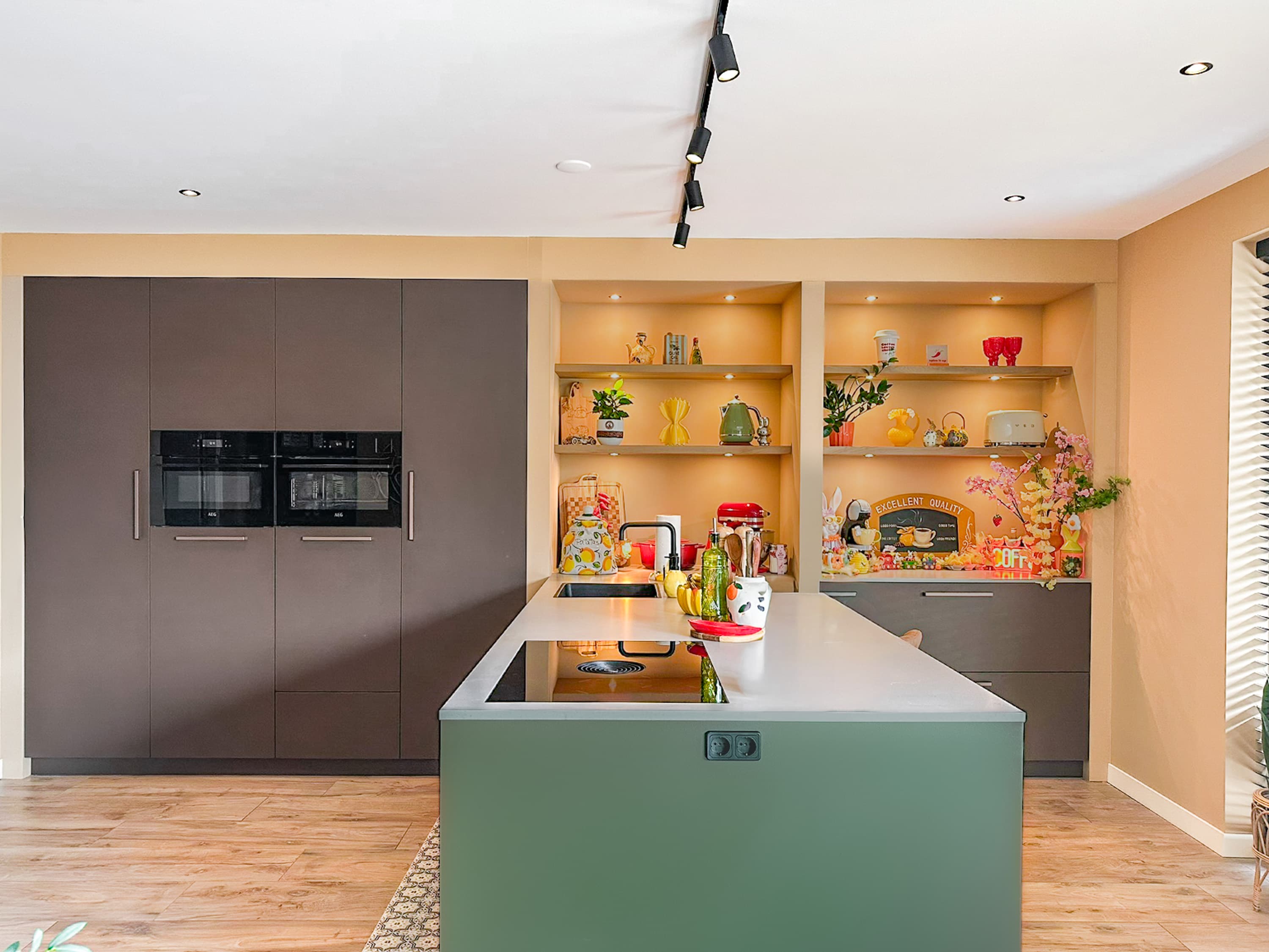 Keuken met apparatenwand en eiland in Venlo